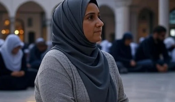 زن مسلمان در بیرون از مسجد، در حال گوش دادن به سخنرانی مذهبی