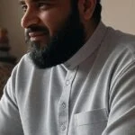 روزه دار مسلمان در حال خوردن خرما بیش از اذان به، اشتباه