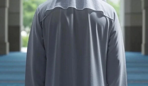 نمازگزار در حال تلاوت قرآن در رکعت اول نماز در مسجد