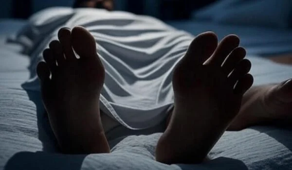 فردی در حال استراحت با پاهای درازشده به سمت قبله