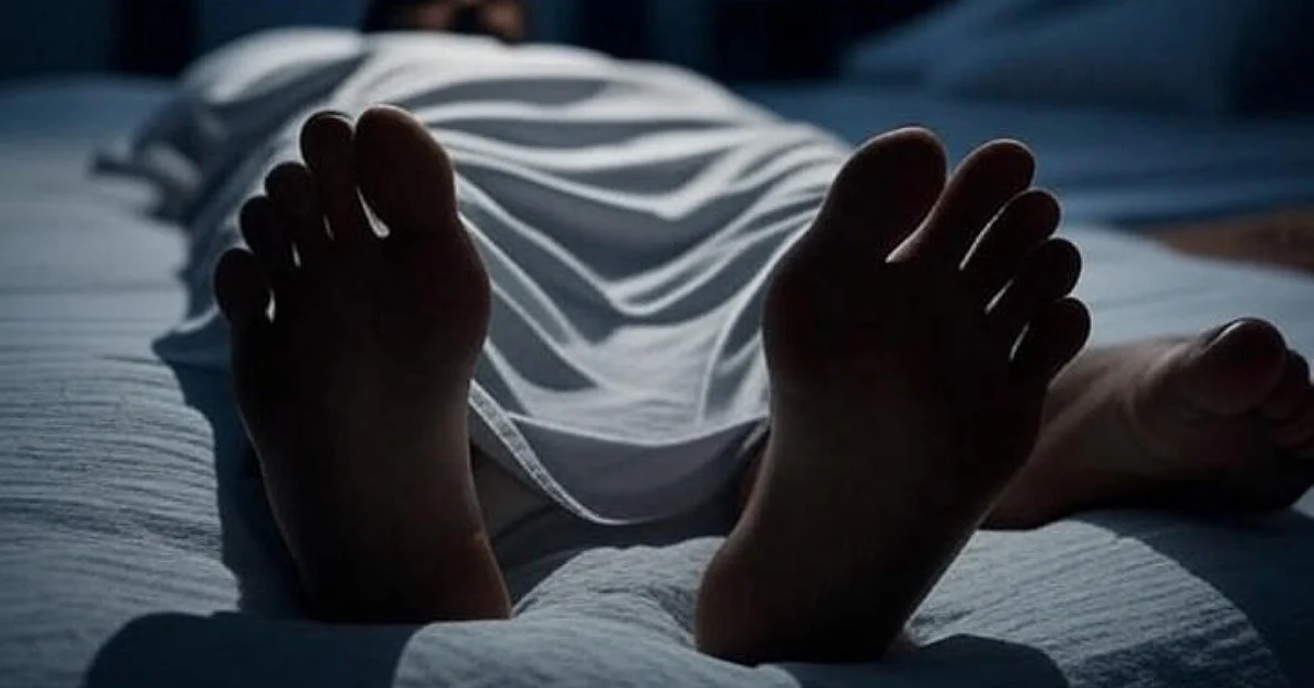 فردی در حال استراحت با پاهای درازشده به سمت قبله