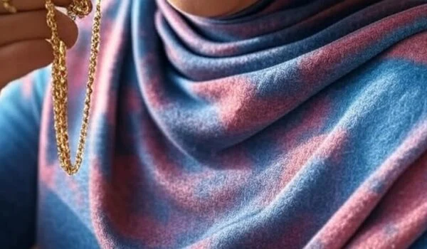 زن مسلمان در حال نگه داشتن طلا با دست، بدون حضور مرد