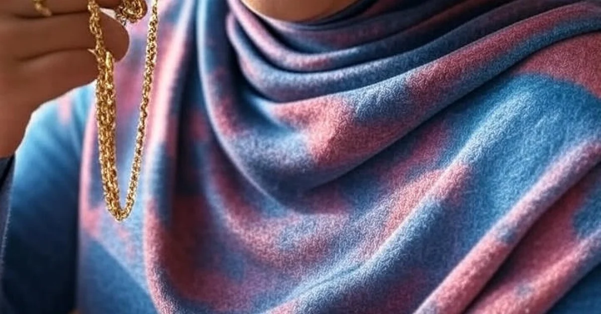 زن مسلمان در حال نگه داشتن طلا با دست، بدون حضور مرد