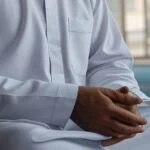 حکم به صدا درآوردن انگشتان در خارج از نماز چیست؟