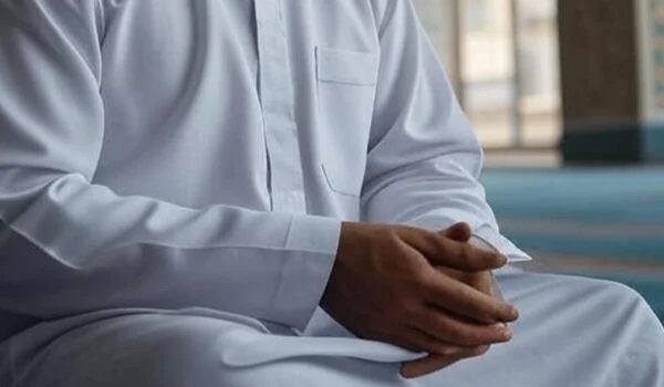 حکم به صدا درآوردن انگشتان در خارج از نماز چیست؟