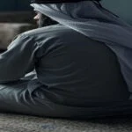 مرد مسلمان ناراحت که از رفتن به خانه کسی امتناع می‌کند