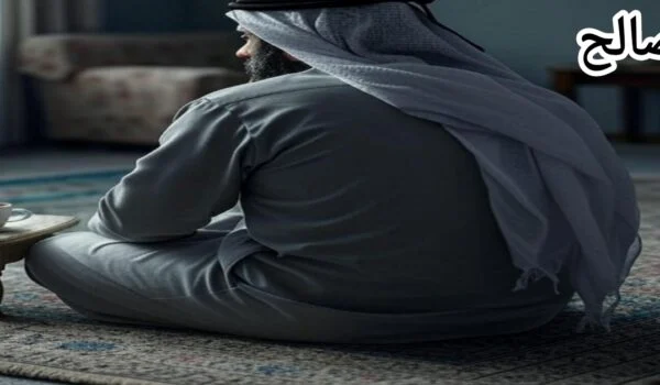 مرد مسلمان ناراحت که از رفتن به خانه کسی امتناع می‌کند