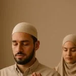 حکم نماز جماعت زن و شوهر در خانه طبق فقه احناف با تصویر زوج مسلمان در حال نماز