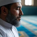 مرد مسلمان در حال خواندن نماز رکعت سوم با صدای بلند