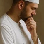 مرد مسلمان پس از غسل در حال پوشیدن لباس تمیز با حالت تأمل