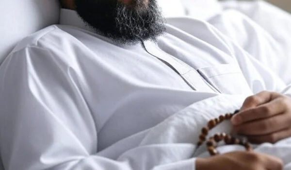 بیمار مسلمان در حال خواندن دعا در بستر بیماری در ماه رمضان