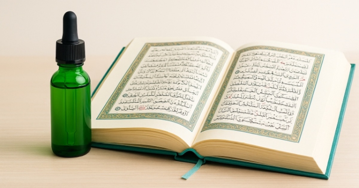تصویر مینیمال از قرآن باز و بطری درمانی سبز رنگ در فضای روشن، نماد شفای قرآنی